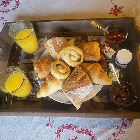 Le Nid Des Cerfs Bed & Breakfast Essert-Romand Bagian luar foto