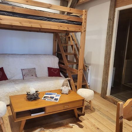 Le Nid Des Cerfs Bed & Breakfast Essert-Romand Bagian luar foto