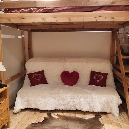 Le Nid Des Cerfs Bed & Breakfast Essert-Romand Bagian luar foto