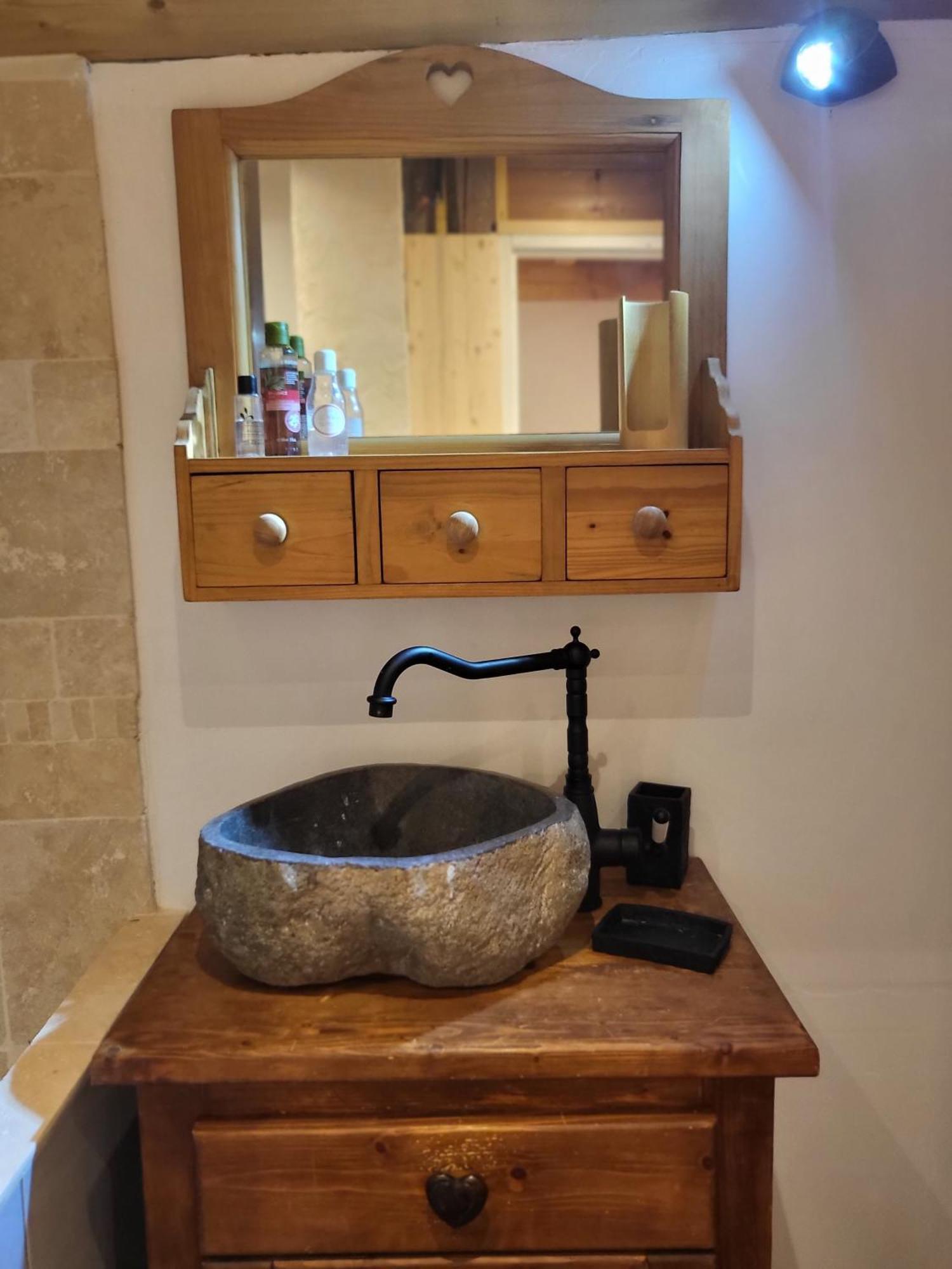 Le Nid Des Cerfs Bed & Breakfast Essert-Romand Bagian luar foto
