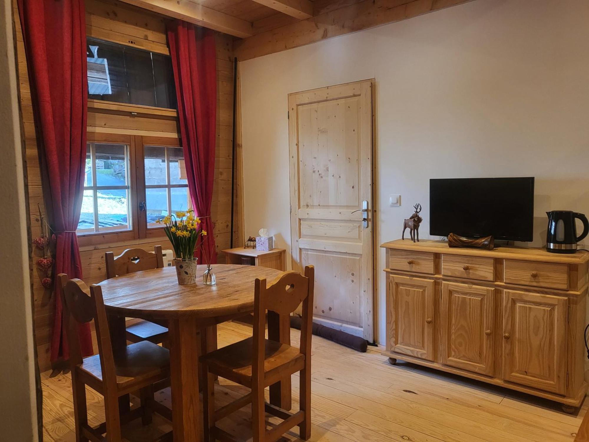 Le Nid Des Cerfs Bed & Breakfast Essert-Romand Bagian luar foto